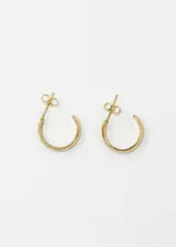 Aros de acero quirúrgico hipoalergénico color dorado, de medio aro con cierre a presión.