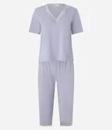 Conjunto de pijama lila compuesto por una blusa de manga corta con escote en V y detalle de encaje, y un pantalón capri con cintura elástica y detalle de encaje en el ruedo.