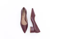 Zapato de cuero negro con punta fina y taco cuadrado.