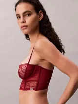 Sujetador balconette sin forro Calvin Klein, color rojo, confeccionado en encaje floral ligero con aros y tirantes ajustables.