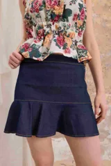 Minifalda de jean azul oscuro, con volado en el ruedo y costuras en hilo ocre.