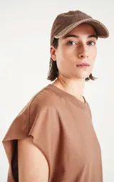 Sudadera de algodón premium americano color cáñamo, con corte extra oversize, hombros caídos y cuello redondo.