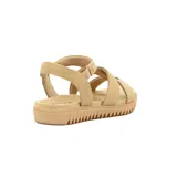 Sandalias de cuero color beige con diseño de tiras cruzadas en el empeine y pulsera con elástico en el tobillo. Poseen suela baja de goma con textura acanalada y plantilla acolchada.