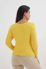 Sweater negro de tejido de punto acanalado, con escote en V y cierre frontal con cremallera circular.