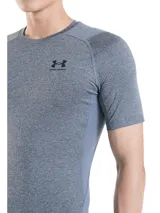 Remera de compresión de manga corta Under Armour, diseñada con tecnología HeatGear para una gestión eficiente del sudor y secado rápido. Presenta un ajuste ceñido al cuerpo, paneles de malla estratégicos para ventilación en axilas y espalda, y mangas raglán híbridas que permiten mayor libertad de movimiento.