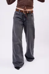 Jean wide-leg de tiro bajo, color gris carbón deslavado, con diseño amplio y fluido, bolsillos laterales y traseros clásicos.