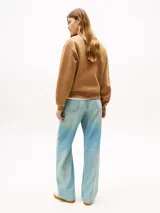 Buzo color marrón claro de Tommy Hilfiger con logo de la marca estampado en el pecho.