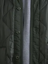 Campera acolchada verde militar con cuello mao, cierre frontal con botones a presión y bolsillos laterales.