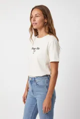 Remera color blanco off-white, de manga corta y corte clásico, con estampa frontal con la inscripción "Marga-Rita" y un pequeño vaso de cóctel.