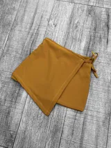 Short pollera blanco con lazo lateral.