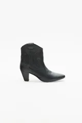 Bota corta de cuero negro con taco medio y punta fina. Presenta recortes grabados en el mismo material en el cuerpo de la bota.