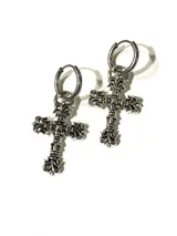 Aros de acero quirúrgico con dije colgante en forma de cruz gótica ornamentada.