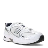 Championes New Balance modelo 530, de diseño retro inspirado en el running. Confeccionados en una combinación de malla transpirable y revestimientos sintéticos en color blanco con detalles plateados y azul marino. Incorporan tecnología de amortiguación ABZORB en la entresuela para mayor confort y soporte.