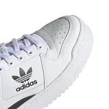 Championes adidas Forum Bold de plataforma, color blanco con detalles en negro en el cuello y la entresuela. Presentan el logo del trébol de adidas en el lateral y en la suela.