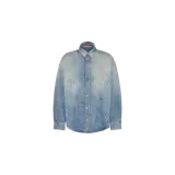 Camisa de denim Acne Studios color azul claro con efecto desgastado y salpicaduras de pintura blanca, de manga larga y cierre frontal de botones.