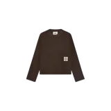 Sweater de tejido de punto color marrón oscuro, con cuello redondo, mangas largas y corte holgado. Incluye un parche rectangular claro en el frente con el logo de Eme Studios.