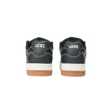 Championes Vans modelo Upland, de diseño urbano y estilo skate. Confeccionados en cuero negro con costuras blancas en contraste, presentan el logo lateral característico de la marca en blanco y negro. Cuentan con una entresuela blanca robusta y suela de goma color caramelo.