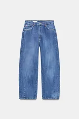 Jeans de tiro medio, pierna ancha y largo completo, confeccionado en mezcla de algodón y lyocell. Presenta un lavado azul medio con un efecto de desgaste sutil y costuras marcadas en la parte delantera de las piernas.