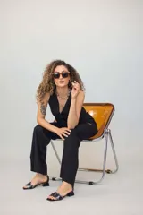 Sandalias bajas doradas con tiras anchas entrecruzadas en dorado y plateado, con pulsera al tobillo y taco cuadrado bajo.