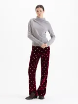 Sweater de lana merino color negro, con cuello medio alto y detalle de frunces en los hombros que aportan volumen. De calce regular y tejido suave.