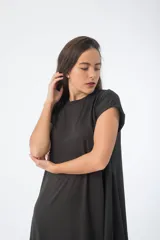 Vestido corto de algodón color fucsia, corte recto y mangas cortas.