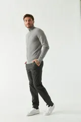 Campera tejida negra con cuello alto y logo bordado.