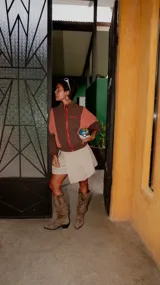 Falda corta tipo skort color beige, con diseño tableado y cintura marcada.