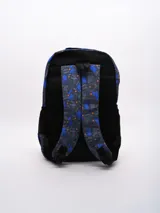 Mochila escolar con estampado de siluetas de skaters en azul y detalles en naranja sobre fondo gris oscuro. Cuenta con dos compartimentos principales con cierre, bolsillos laterales de red y asa superior reforzada.