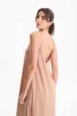 Vestido largo negro de viscosa, sin mangas y con tirantes finos, de corte holgado y fluido.