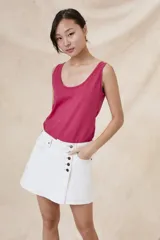 Musculosa de algodón color fucsia, con escote redondo y corte ajustado al cuerpo.