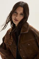 Campera de denim con acabado aterciopelado, de calce amplio y diseño moderno con mangas anchas y puños elásticos.