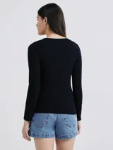 Remera marrón de manga larga con escote en V.