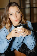 Camisa celeste de jean 100% algodón con voladitos y bordado de onditas en el cuello y puños.