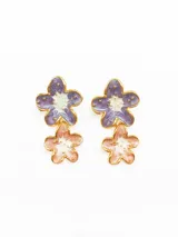 Aros colgantes con forma de flor, con pétalos de color lila y rosa con detalles dorados.