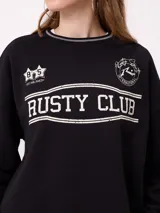 Sweater negro de corte regular con cuello redondo y puños y dobladillo acanalados con detalles de rayas grises. Presenta estampados blancos en el frente con el texto "Rusty Club" y logos de la marca.