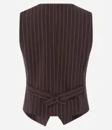 Chaleco entallado de mujer, color marrón oscuro con finas rayas verticales blancas (rayas de giz). Presenta escote en V, cierre frontal con botones forrados y bolsillos falsos.