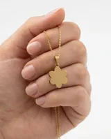Collar de acero dorado con dije en forma de flor margarita de seis pétalos.