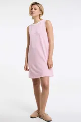 Vestido corto a rayas horizontales rosas y blancas, sin mangas y cuello redondo.