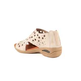 Sandalia baja de cuero color beige, con diseño cerrado en el talón y perforaciones circulares en el empeine. Cuenta con suela de goma con cámara de aire en el talón y plantilla marrón.