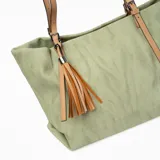 Cartera tipo shopper color verde con textura tipo lino, doble asa de cuero sintético color camel con hebillas ajustables y detalle de borla de flecos de cuero sintético color camel.