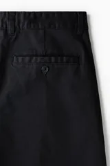 Pantalón de sarga de algodón con corte relajado, cierre de botón y cremallera, bolsillos laterales al bies y bolsillos traseros con botón.