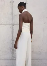 Top de punto fino sin mangas con cuello halter y diseño entallado al cuerpo.