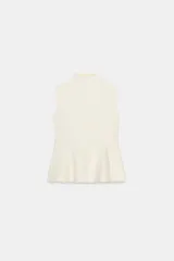Top de punto sin mangas con cuello subido y diseño entallado con bajo en evasé tipo peplum.