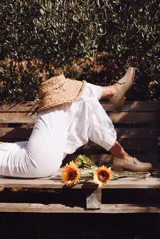 Mocasines de cuero vacuno con textura grabada color beige, diseño de punta cuadrada y taco bajo de madera.