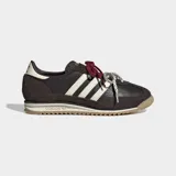 Championes Adidas SL 72 OG, color marrón con las emblemáticas tres tiras y detalles en blanco, suela de caucho y doble juego de cordones en tonos bordó y blanco estampado.