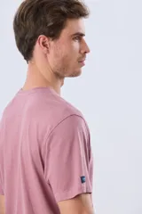Remera lisa de manga corta y cuello redondo, color gris oscuro, de calce cómodo con pequeño logo bordado en el pecho.