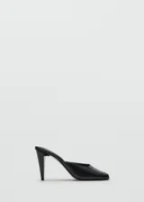 Zapato destalonado de cuero caprino con diseño de punta cuadrada y tacón tipo embudo de 8 cm.