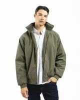Campera de microfibra color verde militar, con cierre frontal completo, cuello alto y puños y ruedo elásticos en tejido rib.