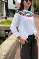 Sweater tejido blanco de hilo 100% algodón, con cuello redondo y diseño con motivos geométricos en el canesú en tonos rojo, verde, azul y negro.