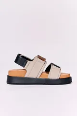 Sandalias bajas de cuero con plataforma, base color suela, plantilla azul y tiras de cuero en color beige, blanco y azul.